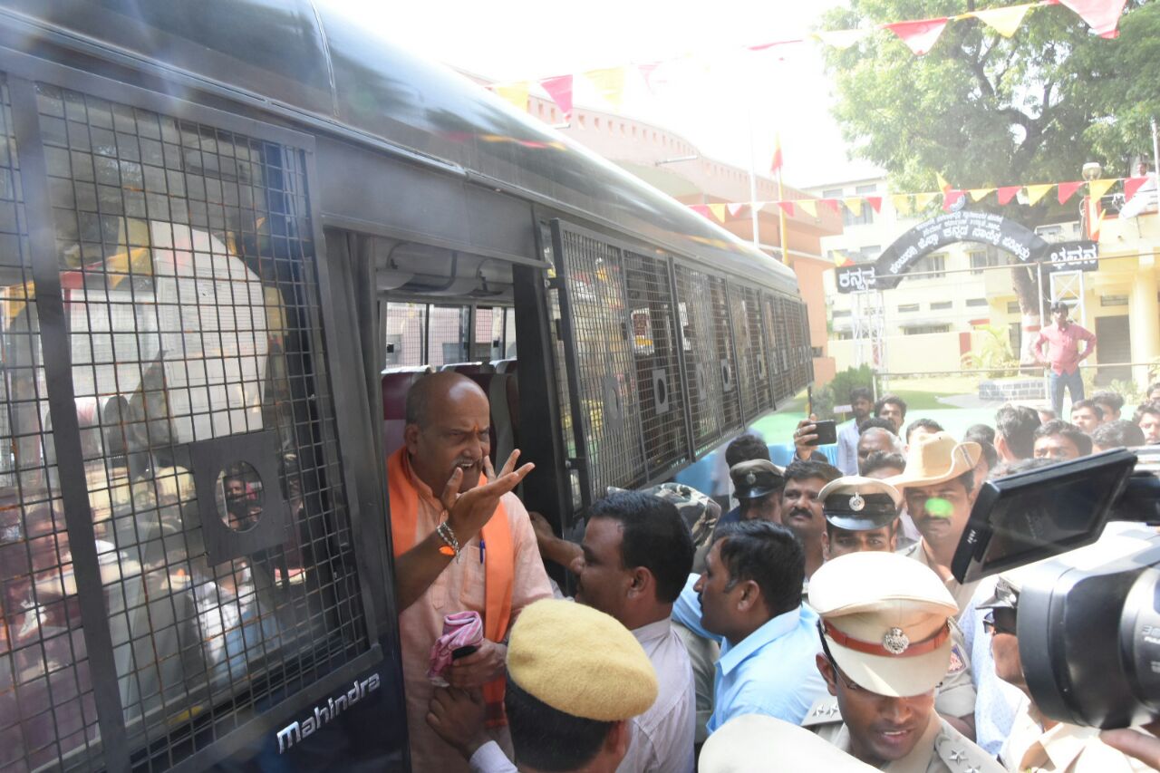 ಶ್ರೀರಾಮ ಸೇನೆ ಅಧ್ಯಕ್ಷ ಪ್ರಮೋದ್ ಮುತಾಲಿಕ್ ಪೊಲೀಸ್ ವಶಕ್ಕೆ